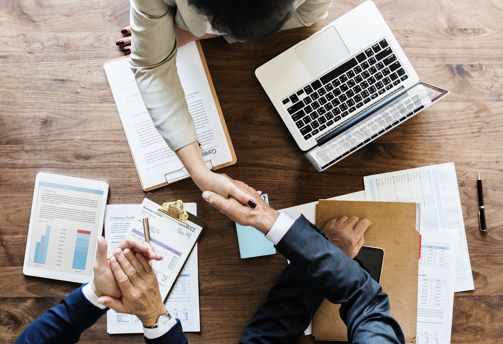 Equipe em reunião de auditoria e riscos